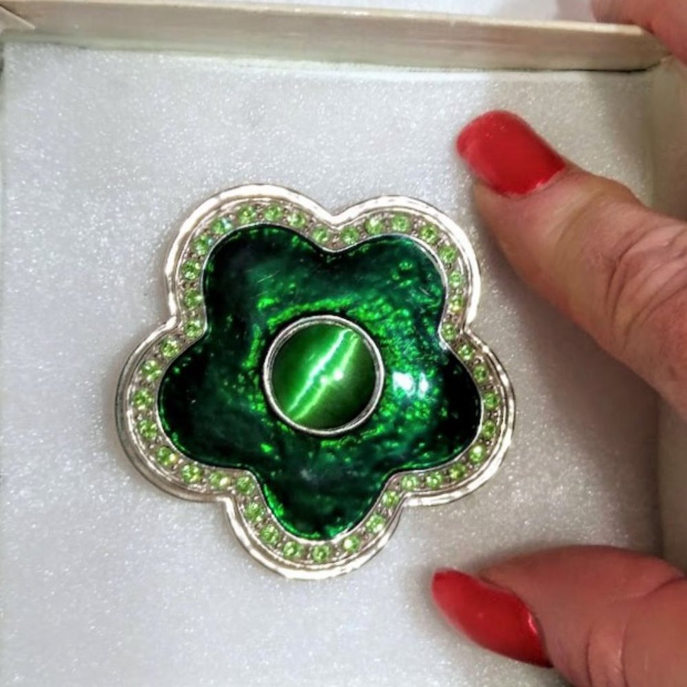 Green Cat's Eye Magnet  MUST BUNDLE